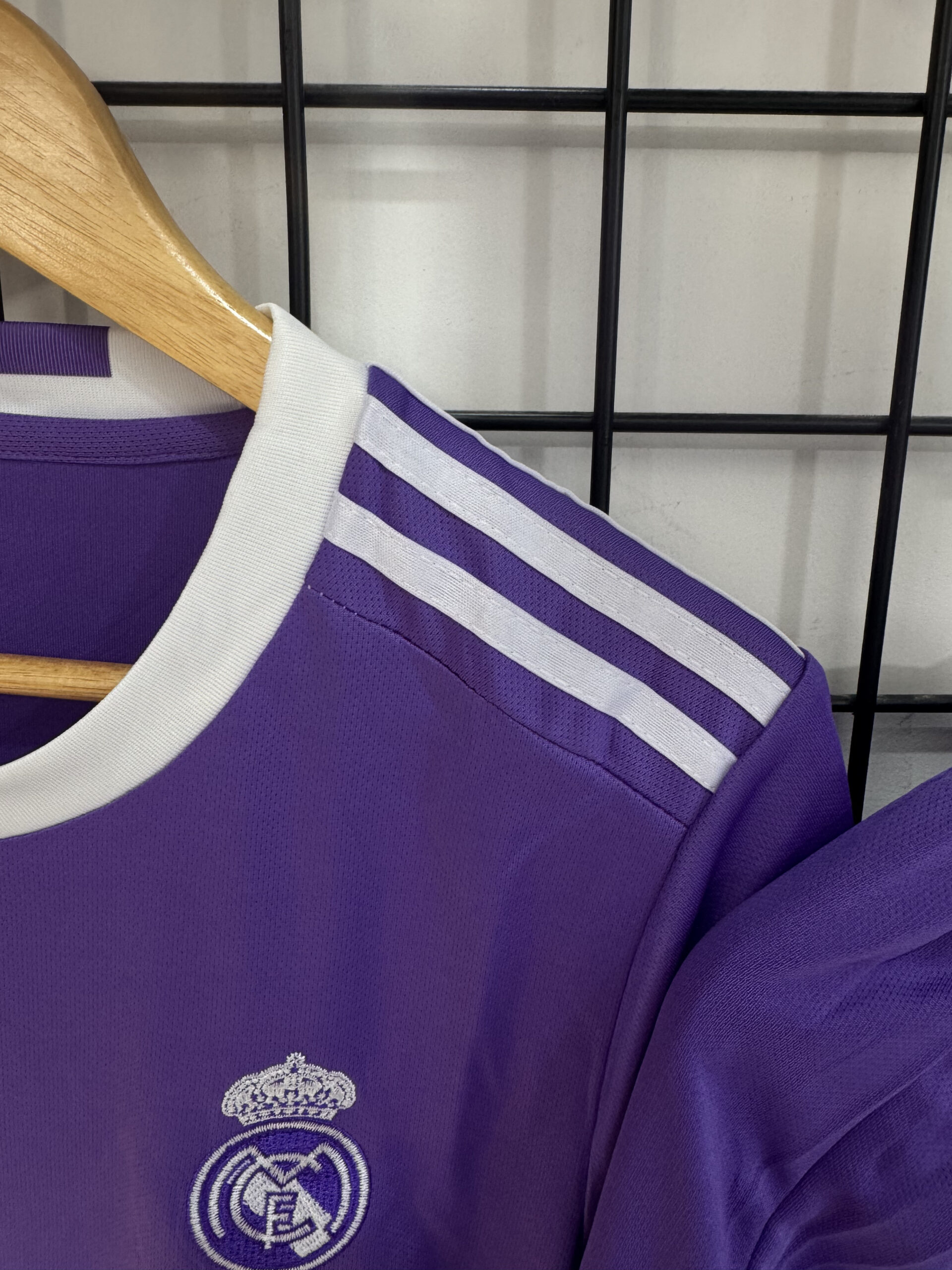 Real Madrid Away 16-17 away with shorts - Image 6