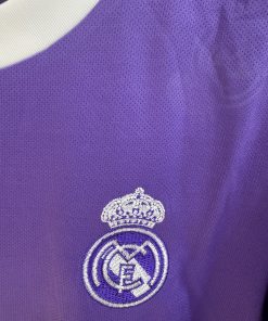 Alternative view of Real Madrid Away 16-17 away with shorts