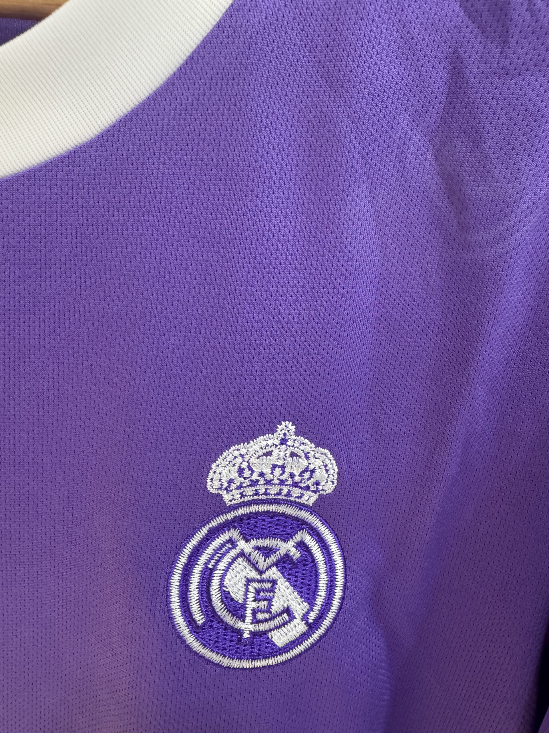Real Madrid Away 16-17 away with shorts - Image 2
