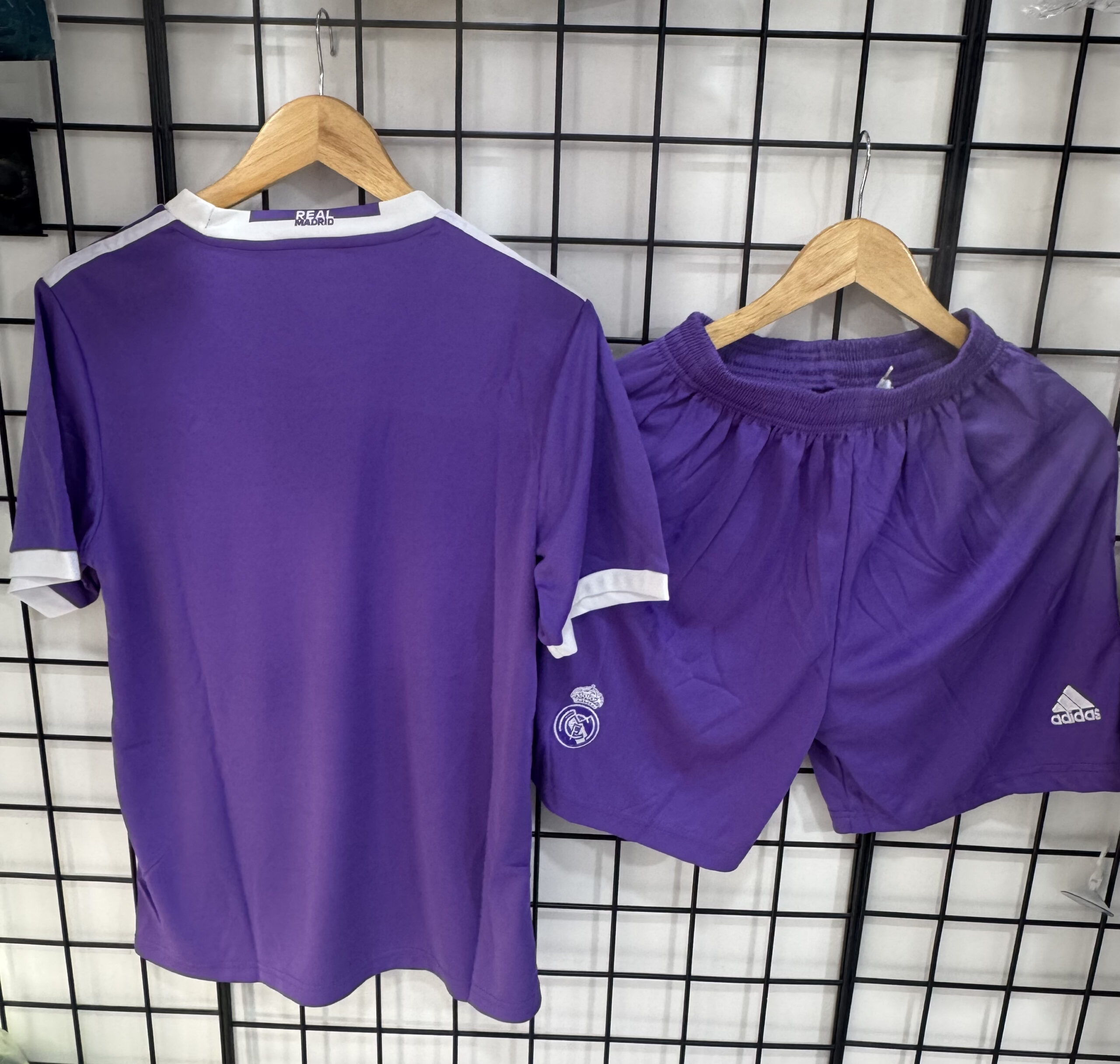 Real Madrid Away 16-17 away with shorts - Image 4