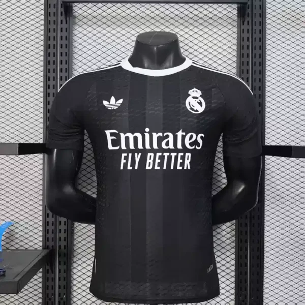 Real-madrid-Goalkeeper-2025-2026-Player-version-jersey
